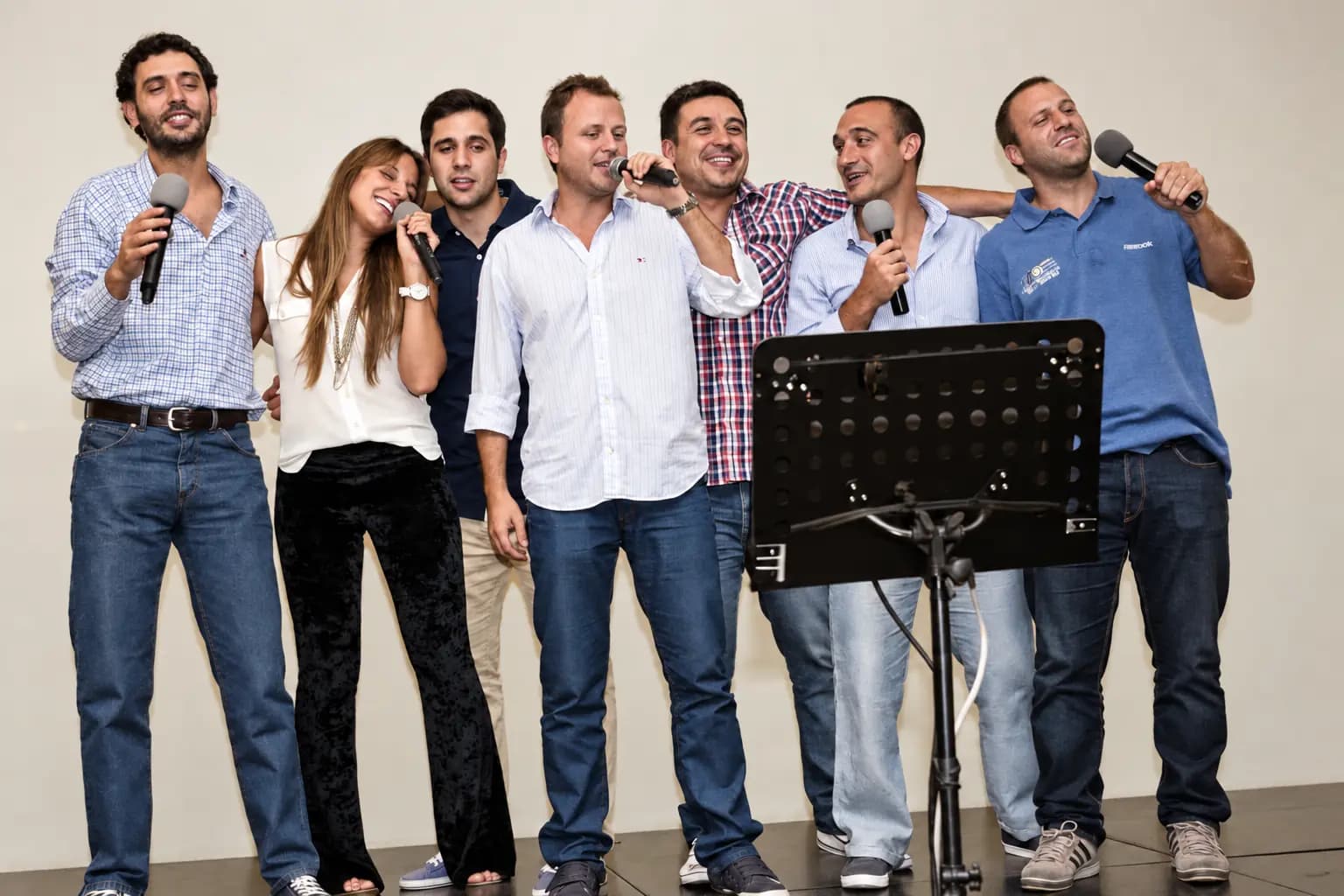 Karaoke en vivo durante una fiesta