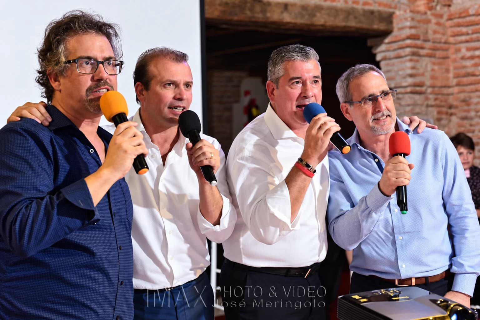 Invitados participando del show de karaoke