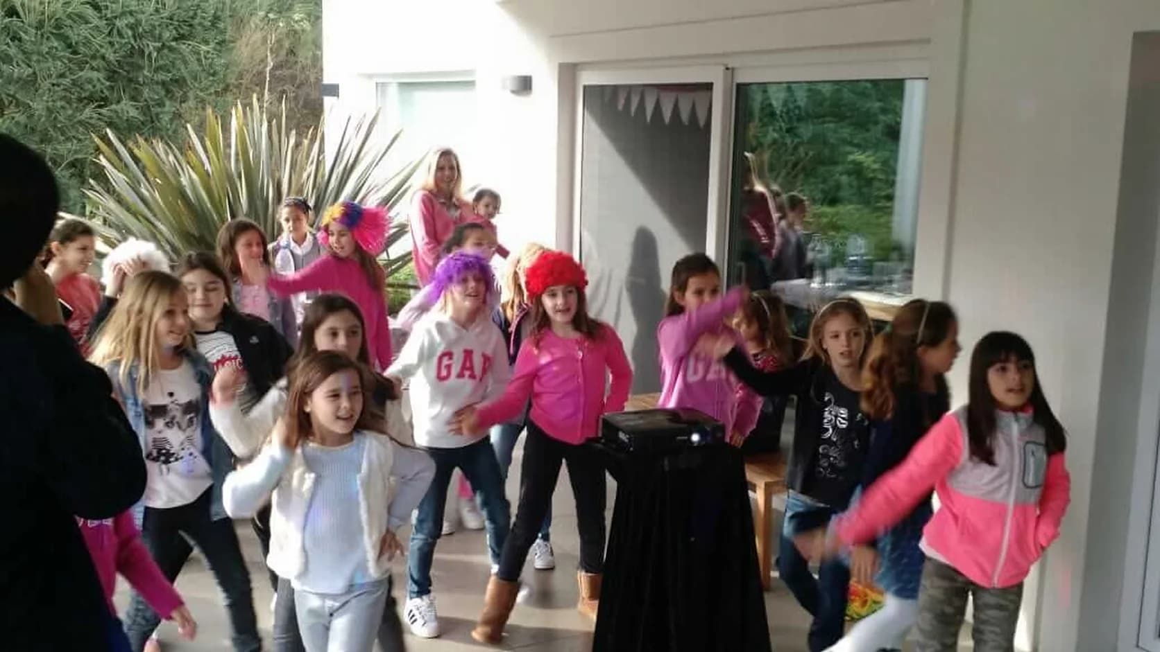 Público bailando en una fiesta de Karaoken Shows