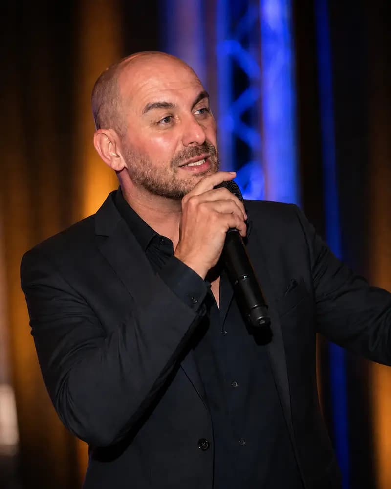 Eduardo, Conductor en Karaoken Shows