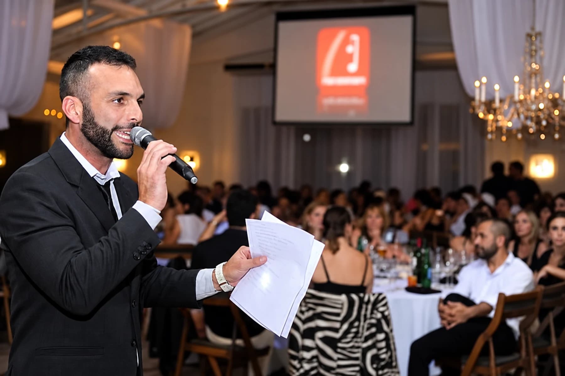 Conducción profesional durante un evento corporativo